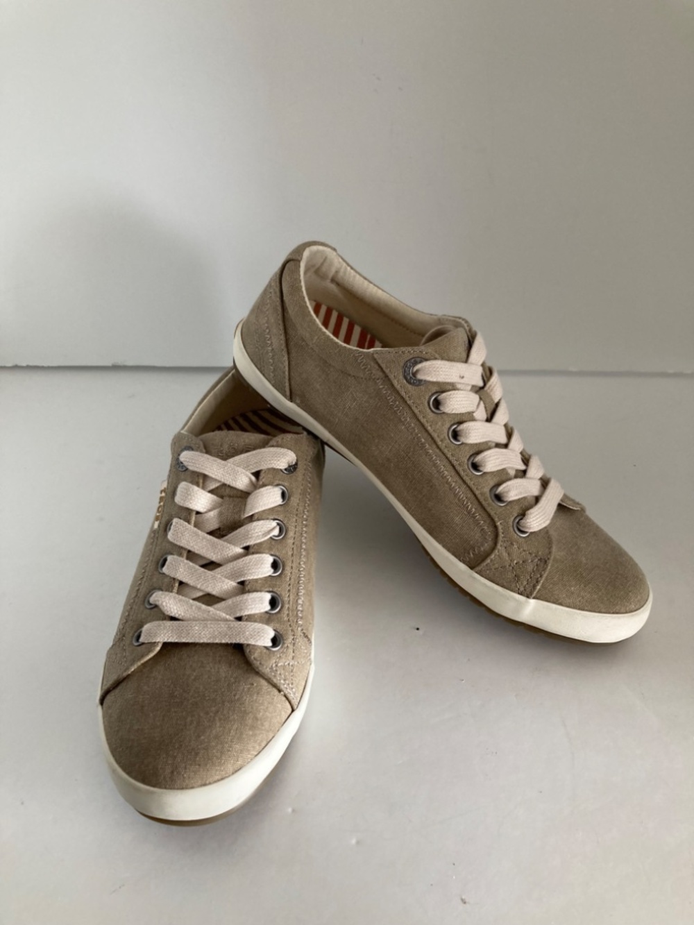 Taos Star Canvas Sneakers Women's US 7 EU38 Beige Lace Up Comfort Shoes EUC